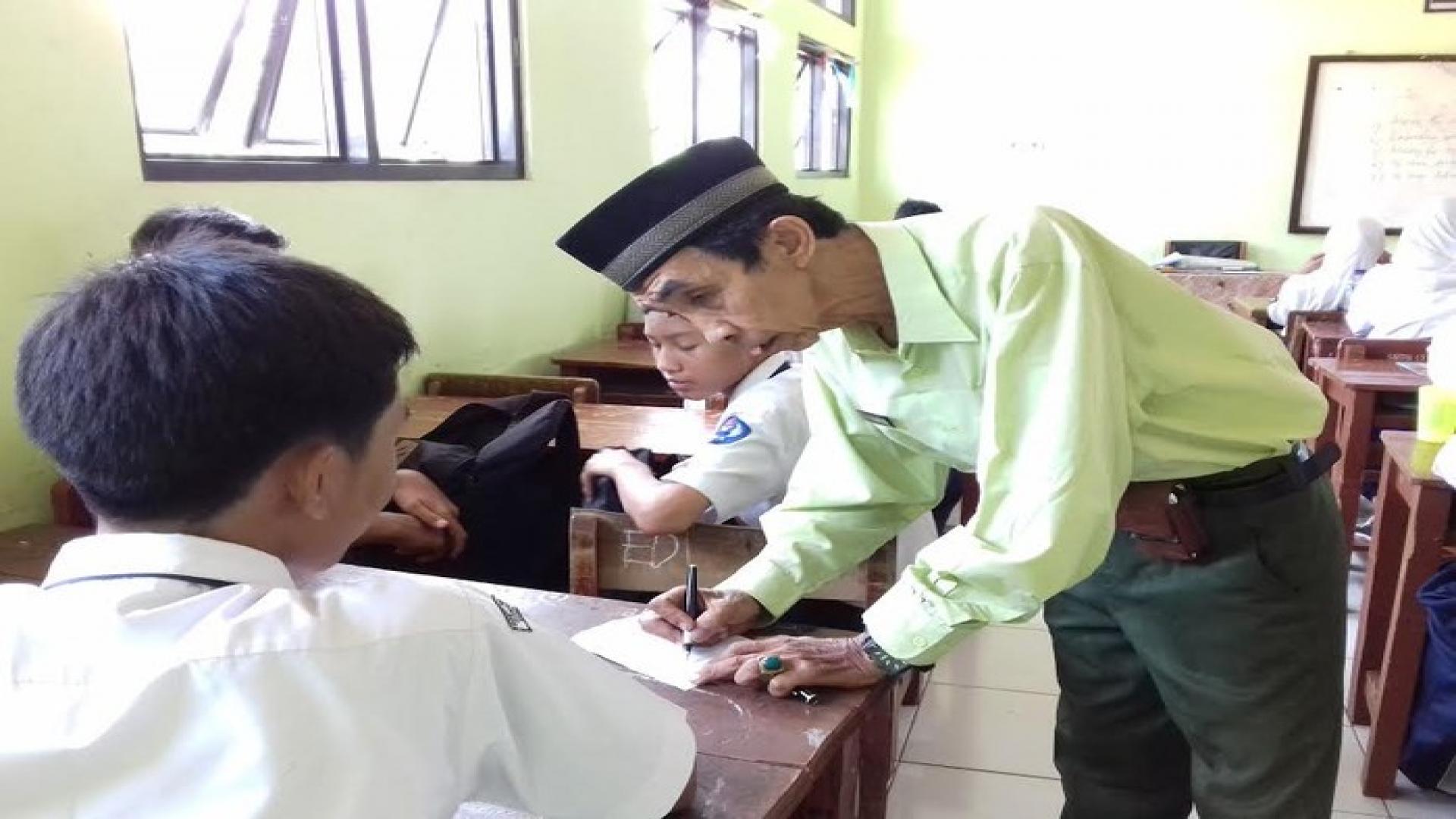 Pahlawan Pendidikan, 40 Tahun Jadi Guru Honorer: Muridnya Ada yang Jadi Dokter Hingga Jenderal